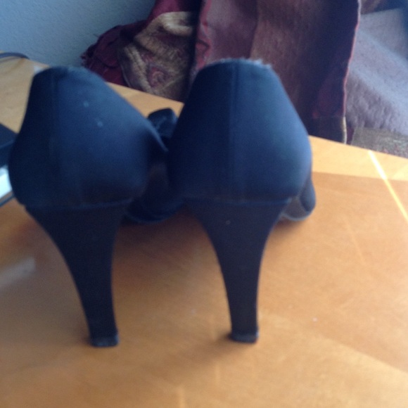 Vera Wang Black Heels with Bow Accent - Picture 2 of 4